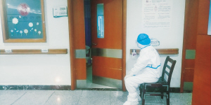 樊巧玲整夜守护在隔离病房门口